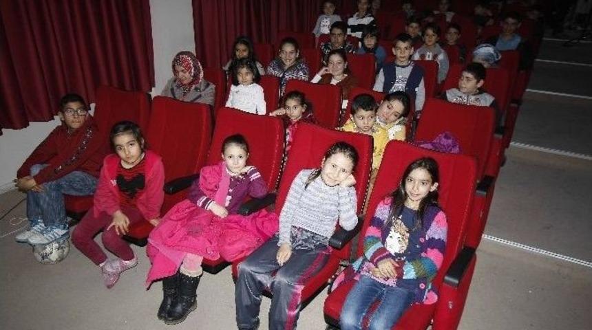 &Ccedil;ocuklar, Bayraklı&rsquo;da Beyaz Perde İle Buluştu