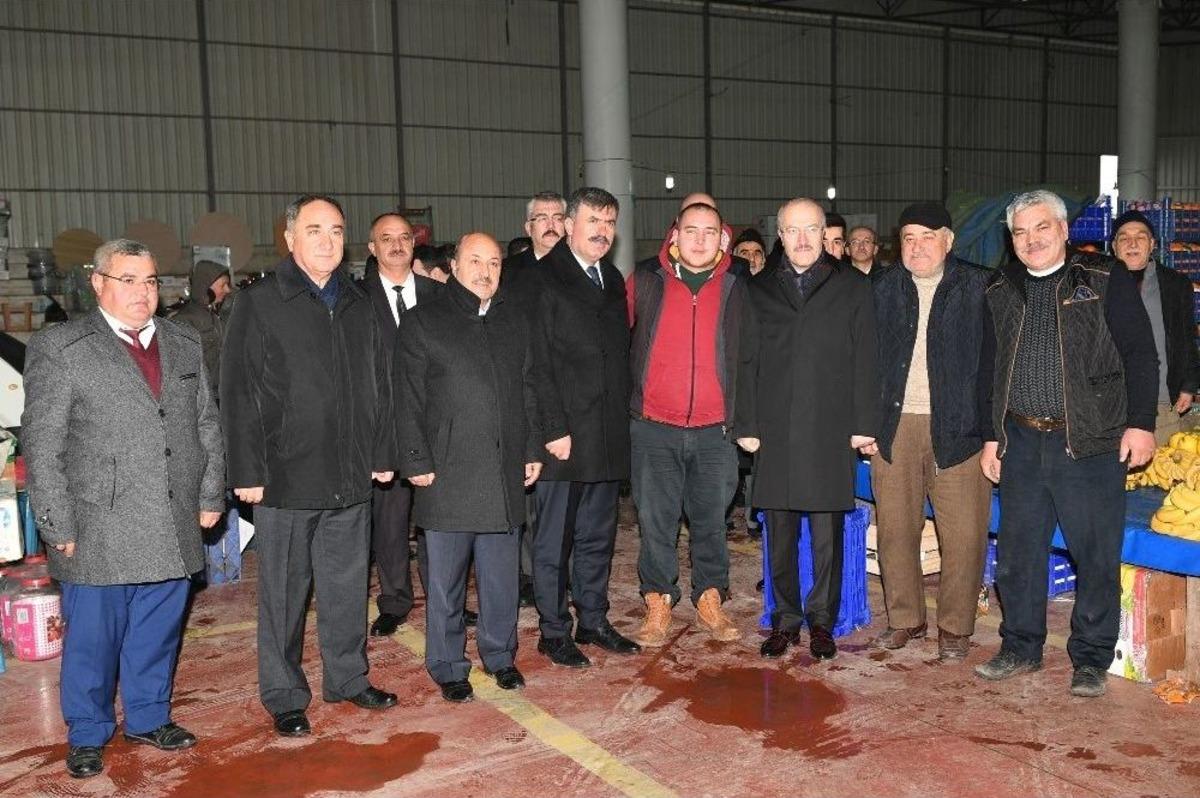 Kafaoğlu Kepsut&rsquo;ta Esnafa T&uuml;rk Bayrağı Dağıttı