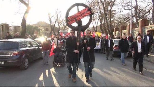 Sarıyer Belediyesi &Ouml;n&uuml;nde Siyah &Ccedil;elenk Eylemi 3