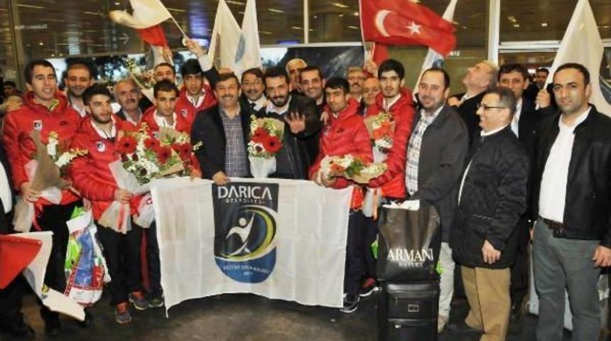 Avrupa Şampiyonu Krosçular Çoşkuyla Karşılandı