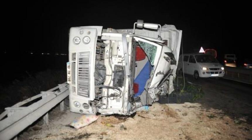 Bursa'da Kereviz Yüklü Kamyon Devrildi: 3 Yaralı