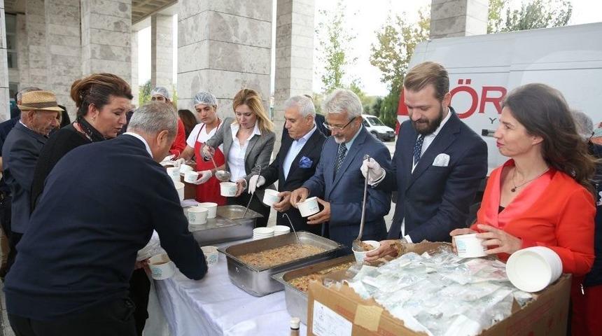 Sıcak Aşure Ağızları Tatlandırdı