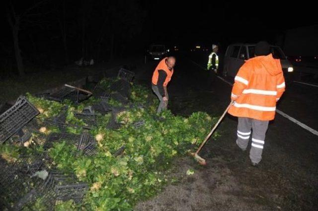 Bursa'da Kereviz Yüklü Kamyon Devrildi: 3 Yaralı