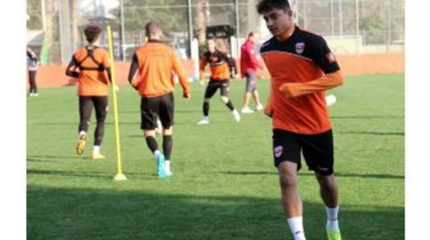 Adanaspor&rsquo;un Gen&ccedil; Transferi İlk Antrenmanına &Ccedil;ıktı