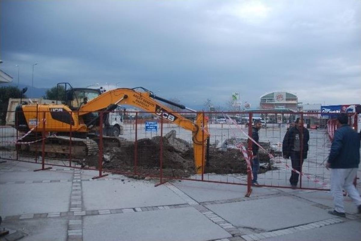 İkiye B&ouml;l&uuml;nen Terminalde Şimdi De Hafriyat Kazısı Yapılıyor