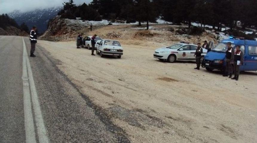 Elmalı&rsquo;da Jandarma Ve Polisten Koordineli Trafik Denetimi