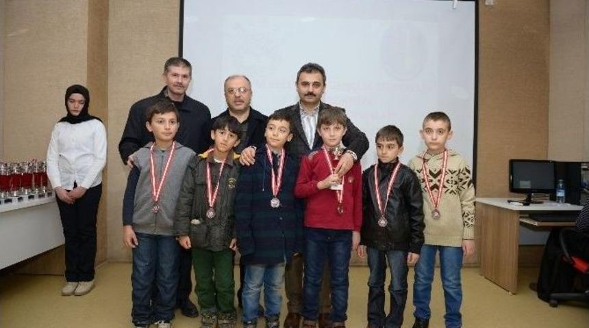 Başkan K&uuml;lc&uuml; Akıl Oyunları Yarışmasında Dereceye Giren &Ouml;ğrencileri &Ouml;d&uuml;llendirdi