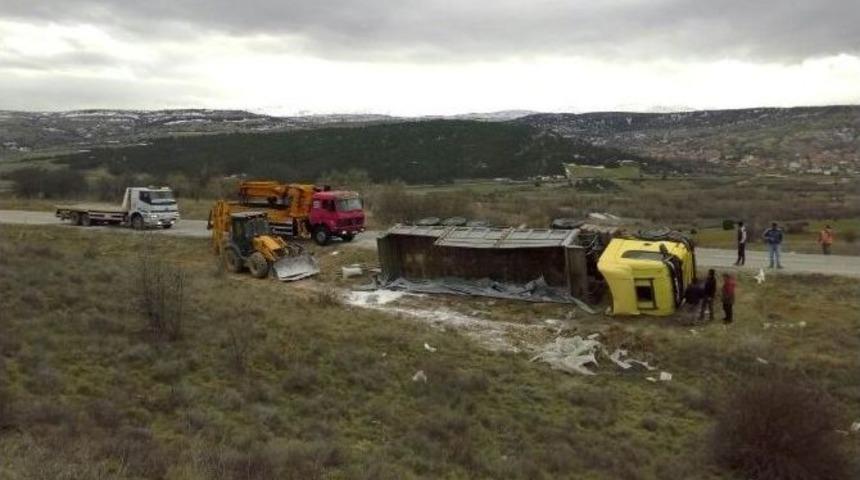 Konya-ısparta Karayolunda Tır Devrildi: 2 Yaralı