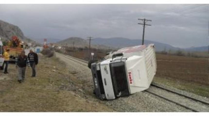 Kamyonet Tren Rayları Üzerine Devrildi
