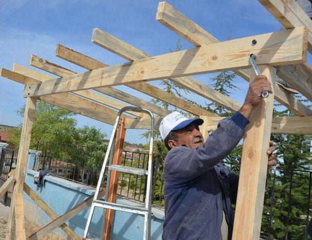 Seyitgazi Belediyesi Ahşap Durak, Kamelya Ve Bekleme Yeri Yapımına Devam Ediyor