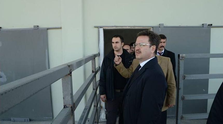 Vali &Uuml;nl&uuml;, Hayvan Kesim Tesisinde İncelemelerde Bulundu