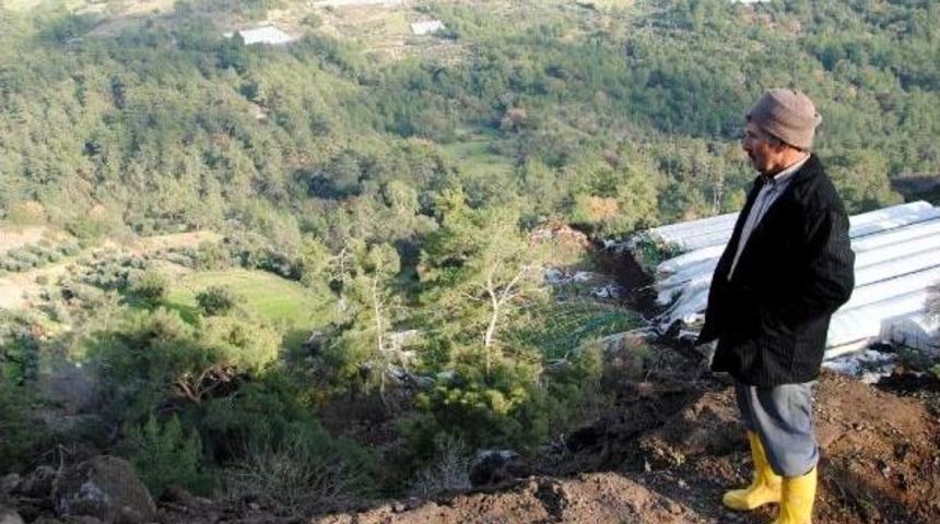 Kumluca'da Toprak Kaydı, Tarım Alanları Zarar Gördü