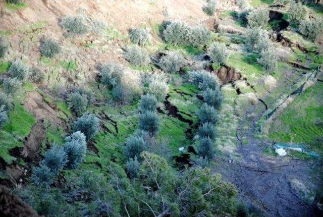 Kumluca'da Toprak Kaydı, Tarım Alanları Zarar Gördü