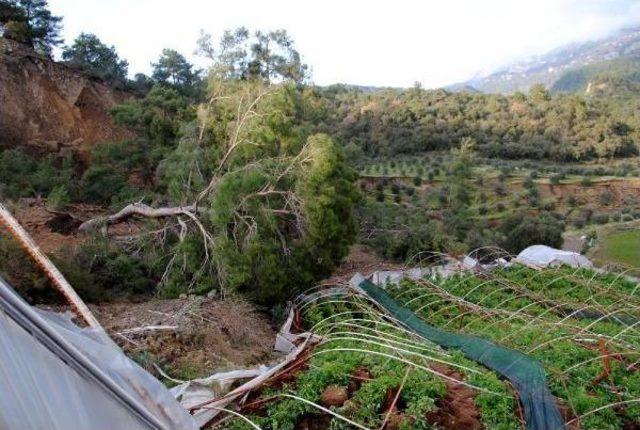 Kumluca'da Toprak Kaydı, Tarım Alanları Zarar Gördü