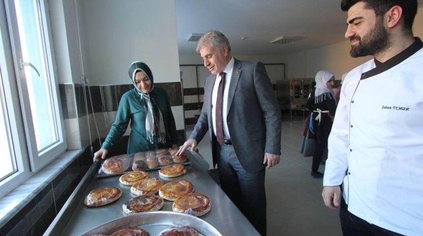 Bayburt Belediyesi Aile Yaşam Merkezi&rsquo;nden Tatlı Ustalığı Kursu