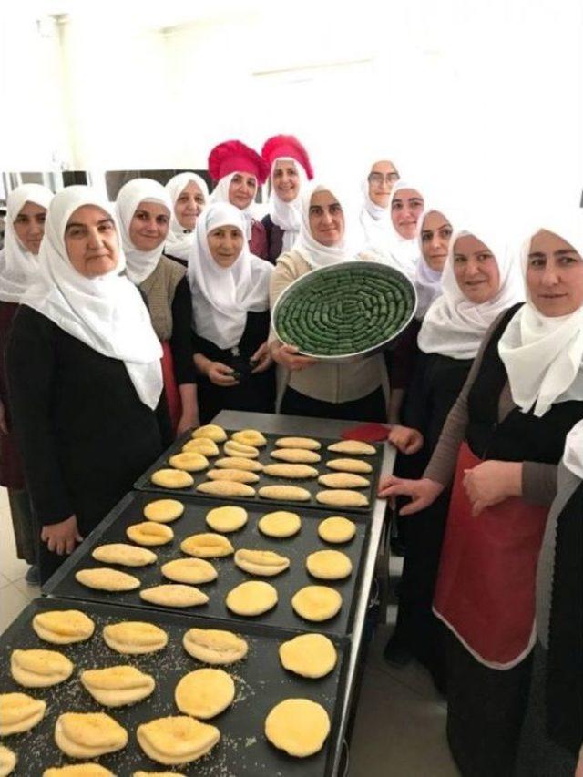 Bayburt Belediyesi Aile Yaşam Merkezi’nden Tatlı Ustalığı Kursu