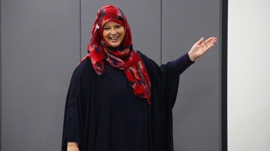 M&uuml;sl&uuml;man Olan İngiliz Gazeteci Booth, &Uuml;niversitelilere Ders Veriyor