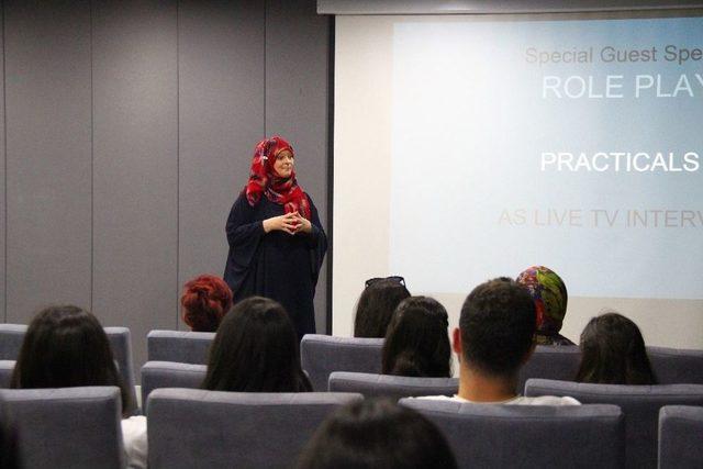 Müslüman Olan İngiliz Gazeteci Booth, Üniversitelilere Ders Veriyor 1