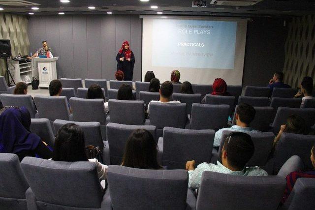 Müslüman Olan İngiliz Gazeteci Booth, Üniversitelilere Ders Veriyor 2