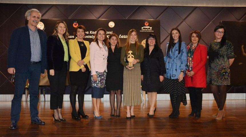 Kaş Sevdalısı Şahika Ercümen’e ’yılın Kadını’ Ödülü