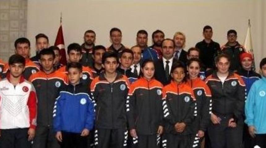 Sel&ccedil;uklu Belediyesi&rsquo;nden Başarılı Sporculara &Ouml;d&uuml;l