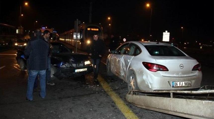 İki Otomobil &Ccedil;arpıştı: 4 Yaralı