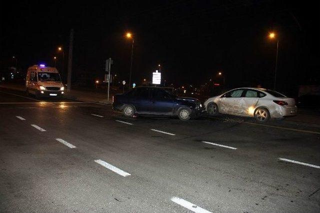 İki Otomobil &Ccedil;arpıştı: 4 Yaralı 2