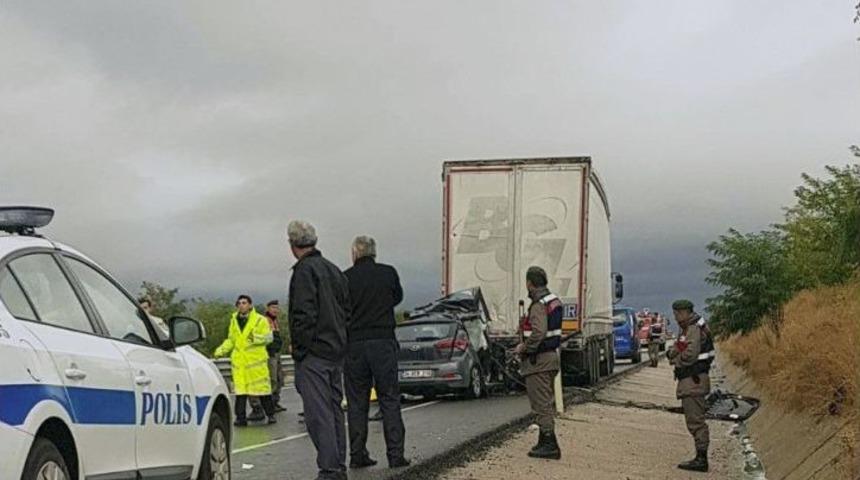 D&uuml;ğ&uuml;n D&ouml;n&uuml;ş&uuml; Kaza: Damat &Ouml;ld&uuml;, Gelin Ağır Yaralı