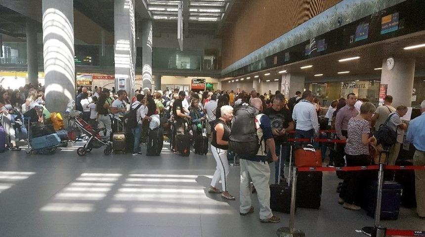 İngiliz Havayolu Şirketi Monarch Airlines İflas Etti