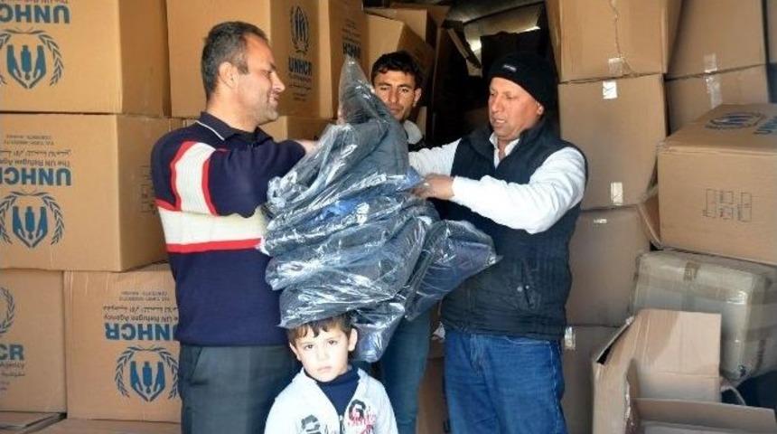 &Ccedil;adır Kentteki M&uuml;ltecilere Kışlık Elbise Dağıtılıyor