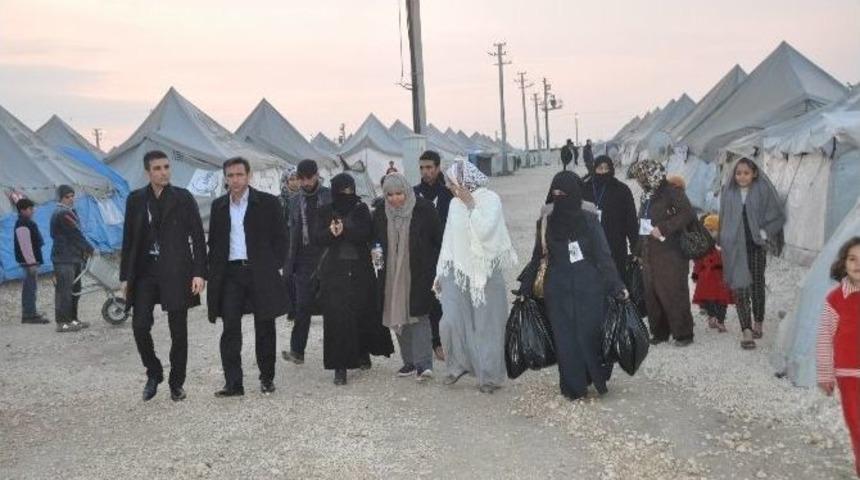 Suudili İş Kadınları &Ccedil;adır Kentteki 550 Yetime Elbise Dağıttı