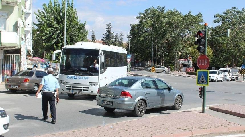 Yaya Ge&ccedil;idinde Otomobil &Ccedil;arptı: 1 Yaralı
