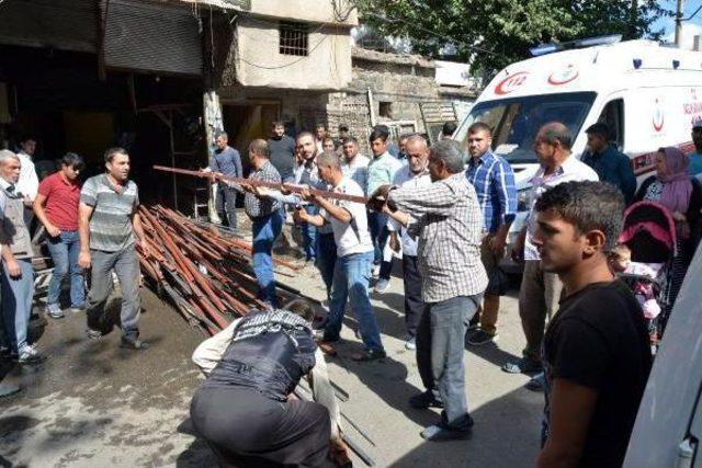 At&ouml;lyede Demir Profillerin Altında Kalan 2 Kişi Yaralandı 2