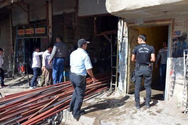 At&ouml;lyede Demir Profillerin Altında Kalan 2 Kişi Yaralandı 3