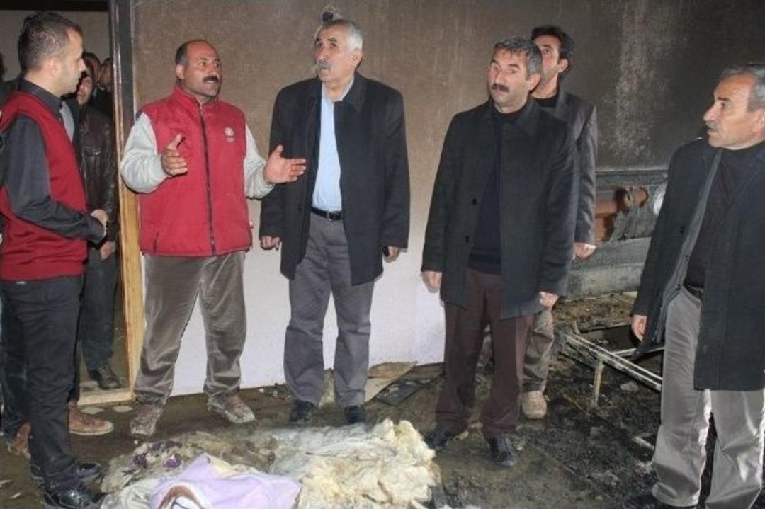 İpekyolu Belediye Eş Başkanı Yardımcısı Halis &Ccedil;akır, Evi Yanan Aileyi Ziyaret Etti