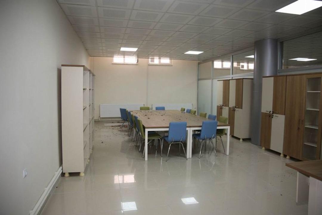 Hanımlar K&uuml;lt&uuml;r Merkezi&rsquo;ne Kaldırım Taşıyla Saldırı