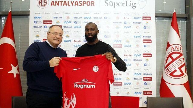 Antalyaspor’un Yeni Transferi Doukara İmzayı Attı