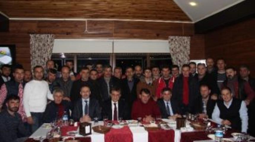 Başkan Sağıroğlu Karla M&uuml;cadele Ve Asfaltlama Ekiplerine Yemek Verdi