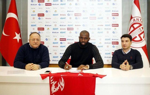 Antalyaspor’un Yeni Transferi Doukara İmzayı Attı