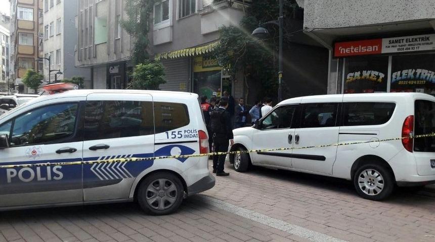 Zeytinburnu&rsquo;nda, Yakalama Kararı Bulunan Şahıs Polisi Alarma Ge&ccedil;irdi