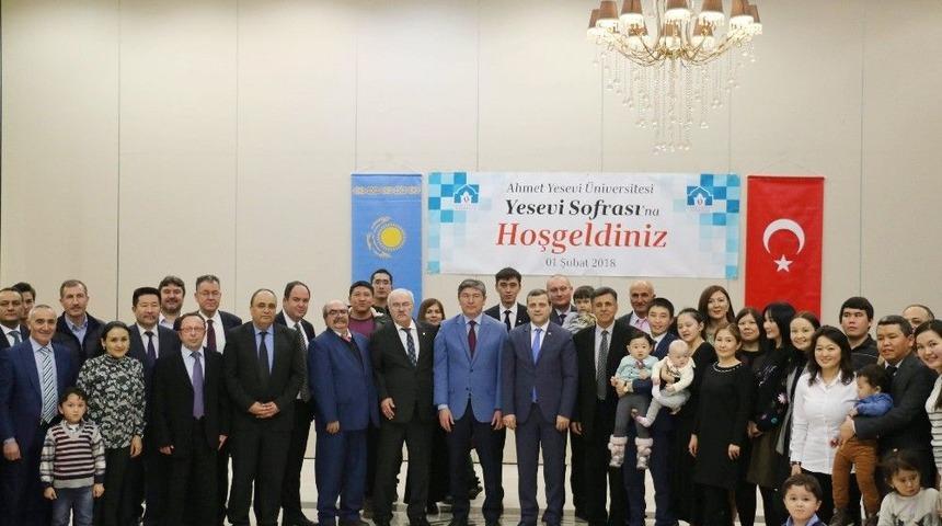 Kazak &Ouml;ğrenciler &lsquo;yesevi Sofrası&rsquo;nda Bir Araya Geldi
