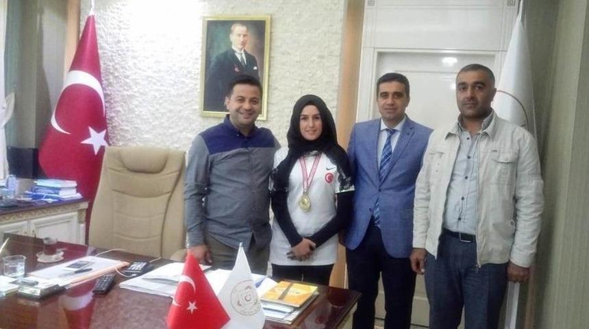 Hizanlı T&uuml;rkiye Şampiyonundan Kaymakama Ziyaret