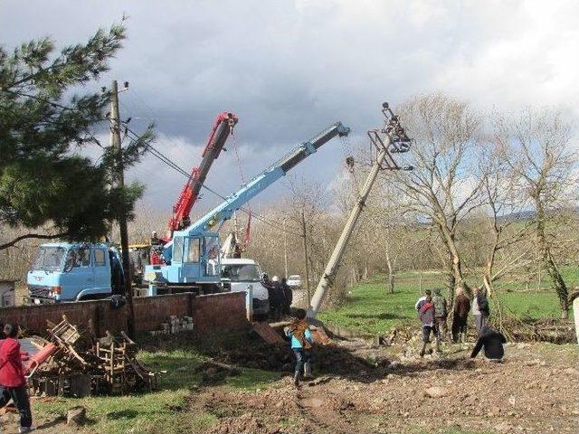 Devrilen Elektrik Direklerinin Tamiratı Yapılıyor