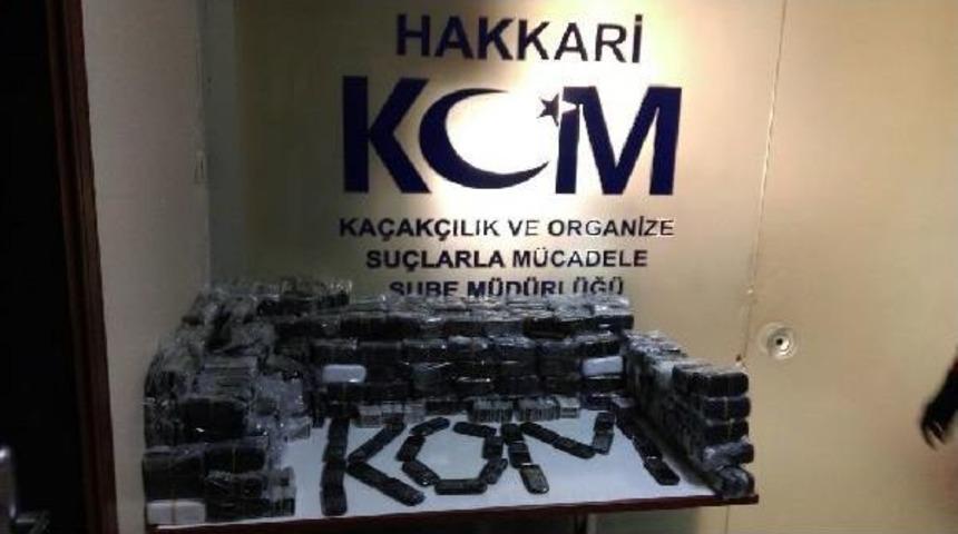 Hakkari'de Ka&ccedil;ak Cep Telefonu Ve Sigara Operasyonu