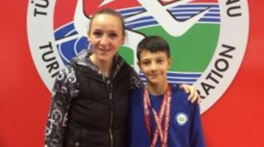 Nil&uuml;ferli Atlet Tuğra Alp&rsquo;ten İki Madalya