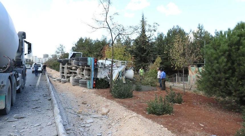 Beton Mikseri Devrildi Har&ccedil; Yola D&ouml;k&uuml;ld&uuml;