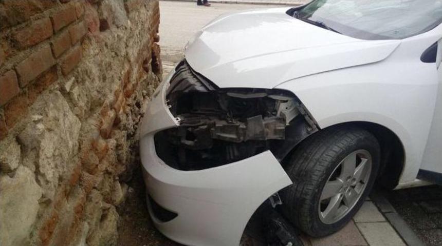 Otomobil Duvara &Ccedil;arptı; 2 Yaralı