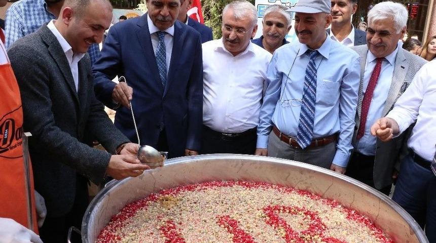Haliliye Belediyesinden Harran &Uuml;niversitesinde Aşure İkramı