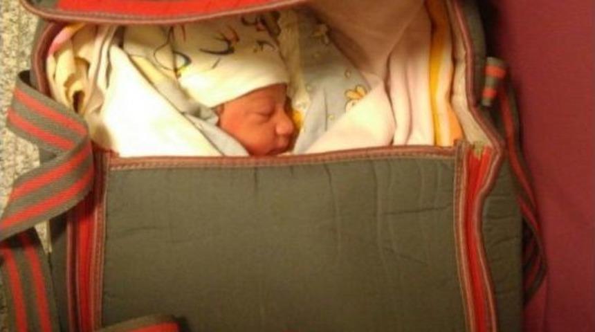 Bebeği Otomobil Üzerine Terk Ettiler