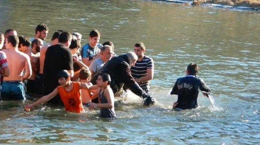 (&ouml;zel Haber) Buz Gibi Suda G&uuml;nah &Ccedil;ıkarma Merasimi